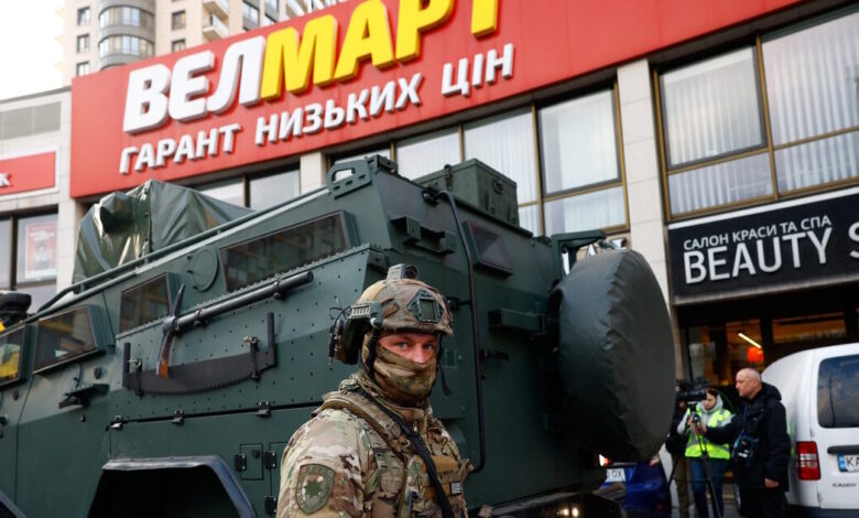 Μακελειό-σε-σούπερ-μάρκετ-στο-Κίεβο:-Σάλος-από-βίντεο-με-αστυνομικούς-να-τρέπονται-πανικόβλητοι-σε-φυγή