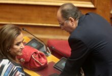 ΠΑΣΟΚ:-Σεξιστική-επίθεση-με-στοιχεία-ηλικιακού-ρατσισμού-το-retweet-Λαζαρίδη-που-«στέλνει»-τη-Μπακογιάννη-για-σοκολατάκια