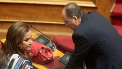 ΠΑΣΟΚ:-Σεξιστική-επίθεση-με-στοιχεία-ηλικιακού-ρατσισμού-το-retweet-Λαζαρίδη-που-«στέλνει»-τη-Μπακογιάννη-για-σοκολατάκια