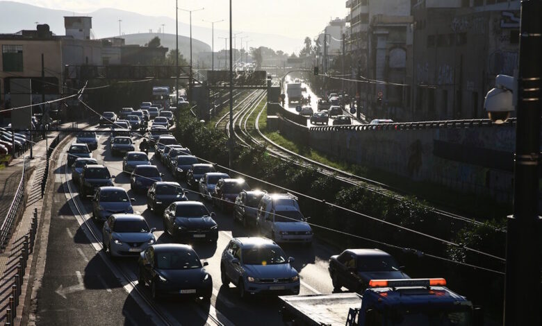 Κίνηση-στους-δρόμους:-Ουρές-χιλιομέτρων-στον-Κηφισό-–-Στο-«κόκκινο»-η-Κηφισίας-από-τροχαίο-στην-άνοδο