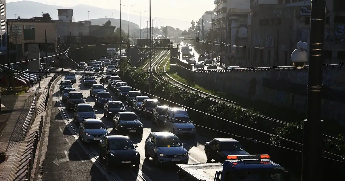 Κίνηση-στους-δρόμους:-Ουρές-χιλιομέτρων-στον-Κηφισό-–-Στο-«κόκκινο»-η-Κηφισίας-από-τροχαίο-στην-άνοδο