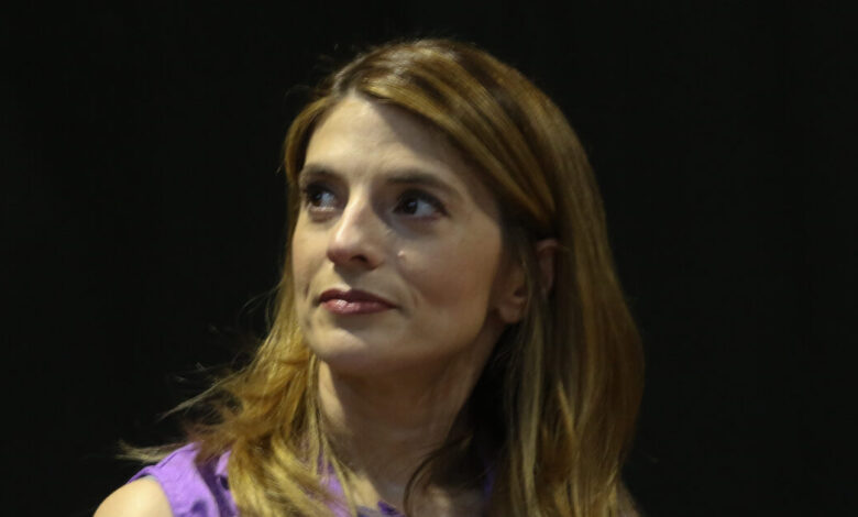 Αποχωρεί-από-το-ΠΑΣΟΚ-με-αιχμές-η-Άννα-Παπαδοπούλου:-«Κόμμα-studio»-με-παρουσία-κυρίως-στα-ΜΜΕ,-χωρίς-οργανική-σχέση-με-την-κοινωνία