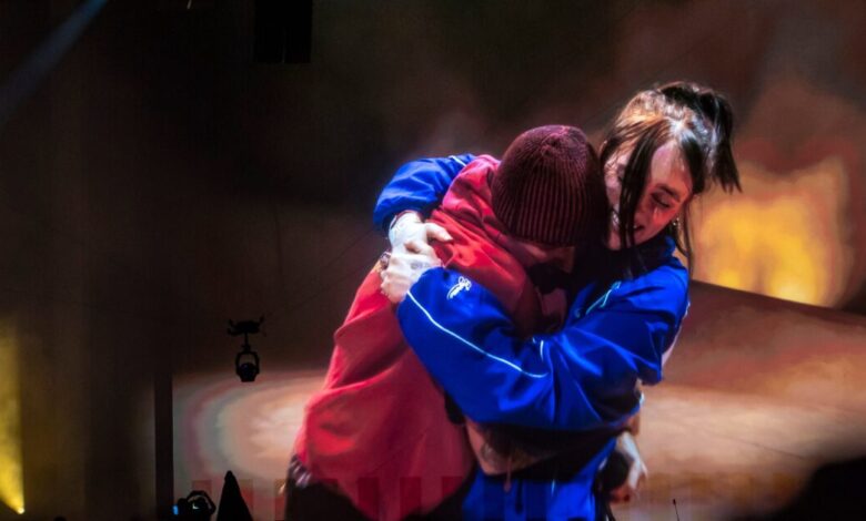 Μπίλι-Άιλις:-Η-viral-συγκινητική-στιγμή-με-τον-Τζάστιν-Μπίμπερ-στο-coachella-–-Με-δυσκολία-στεκόταν-στα-πόδια-της