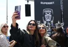 Ασπρόμαυρη-η-πλατεία-Αριστοτέλους-για-τα-γενέθλια-του-ΠΑΟΚ:-Ο-κόσμος-φωτογραφίζεται-με-τα-τρόπαια-του-«δικεφάλου»