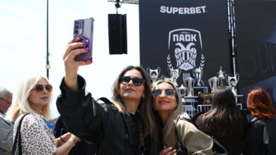 Ασπρόμαυρη-η-πλατεία-Αριστοτέλους-για-τα-γενέθλια-του-ΠΑΟΚ:-Ο-κόσμος-φωτογραφίζεται-με-τα-τρόπαια-του-«δικεφάλου»