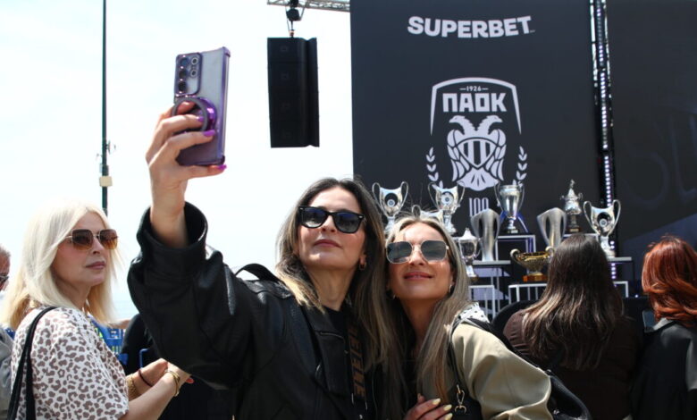 Ασπρόμαυρη-η-πλατεία-Αριστοτέλους-για-τα-γενέθλια-του-ΠΑΟΚ:-Ο-κόσμος-φωτογραφίζεται-με-τα-τρόπαια-του-«δικεφάλου»