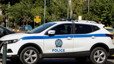 Κατερίνη:-Χειροπέδες-σε-άνδρες-για-τηλεφωνικές-απάτες-–-Πήγαν-να-κλέψουν-λίρες-αξίας-27.000-ευρώ-προσποιούμενοι-τους-λογιστές