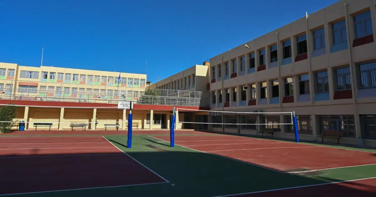 Χαϊδάρι:-Μαθήτρια-έπεσε-από-τον-1ο-όροφο-του-σχολείου-της-–-Νοσηλεύεται-σε-σοβαρή-κατάσταση