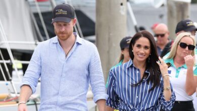 viral-στιγμιότυπο:-Γυναίκα-ατάραχη-με-το-βιβλίο-της-στην-παραλία-την-ώρα-περνούν-δίπλα-της-Χάρι-και-Μέγκαν-–-Τους-αγνοεί-επιδεικτικά