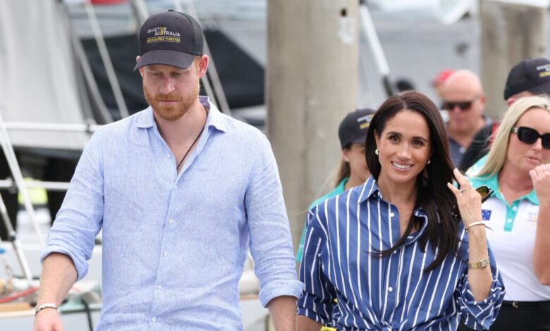 viral-στιγμιότυπο:-Γυναίκα-ατάραχη-με-το-βιβλίο-της-στην-παραλία-την-ώρα-περνούν-δίπλα-της-Χάρι-και-Μέγκαν-–-Τους-αγνοεί-επιδεικτικά