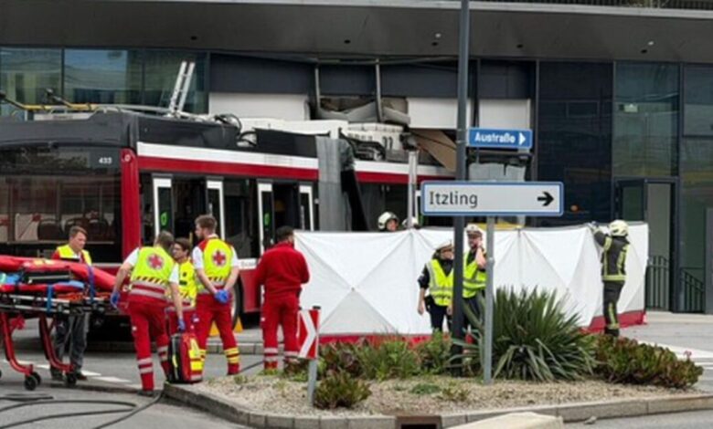 Τραγωδία-στο-Σάλτσμπουργκ-της-Αυστρίας:-Τρόλεϊ-μπούκαρε-σε-σούπερ-μάρκετ,-ένας-νεκρός-και-επτά-τραυματίες