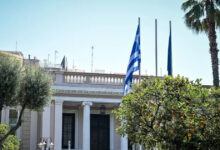 Κυβέρνηση-σε-ΠΑΣΟΚ:-Δεν-ευθυνόμαστε-που-ο-κύριος-Ανδρουλάκης-πήγε-στη-Βαρκελώνη-για-σέλφι-και-βιντεάκι-στα-social-media-χωρίς-να-κάνει-ομιλία