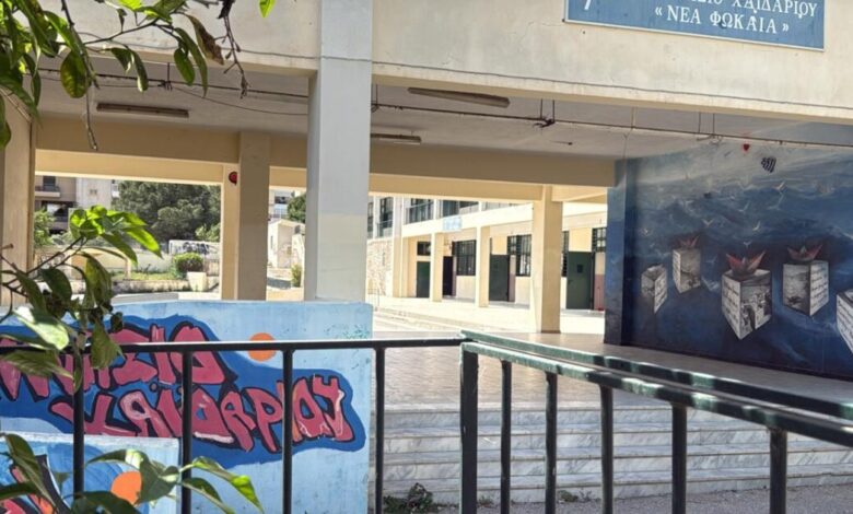 Χαϊδάρι:-4-ώρες-κράτησε-το-χειρουργείο-για-την-13χρονη-που-έπεσε-από-μπαλκόνι-στο-σχολείο-της-–-«Είναι-θαύμα-που-ζει»