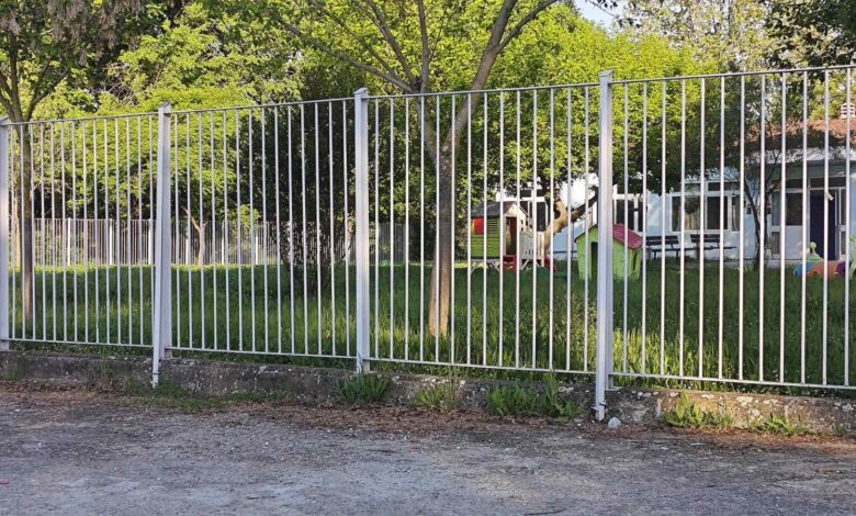 Τρίκαλα:-Πνίγηκε-στα-χόρτα-η-αυλή-του-2ου-Νηπιαγωγείου