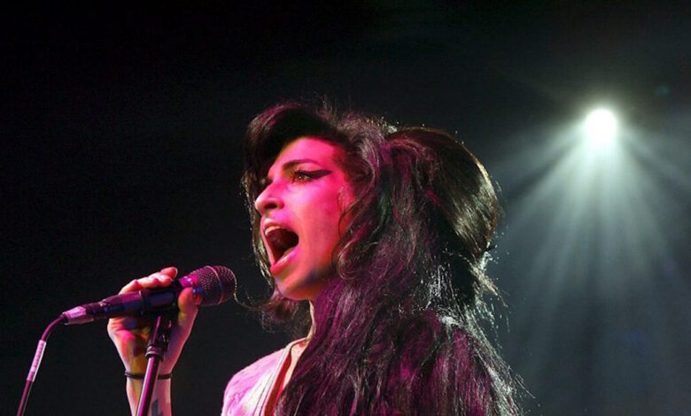 Ο-πατέρας-της-Έιμι-Γουάινχαουζ-έχασε-τη-δίκη-με-τις-δύο-φίλες-της-τραγουδίστριας