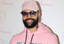 Περικλής-Κονδυλάτος:-«Τάιζα-τον-Τριαντάφυλλο-στο-στόμα-με-φαγητά-που-κλέψαμε-και-κοιτούσα-τα-μάτια-του-να-λάμπουν-μέσα-στο-σκοτάδι»