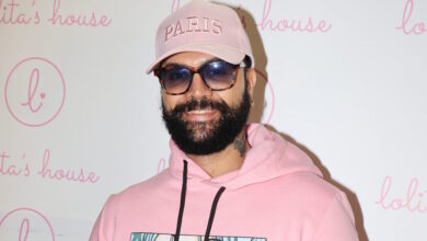 Περικλής-Κονδυλάτος:-«Τάιζα-τον-Τριαντάφυλλο-στο-στόμα-με-φαγητά-που-κλέψαμε-και-κοιτούσα-τα-μάτια-του-να-λάμπουν-μέσα-στο-σκοτάδι»