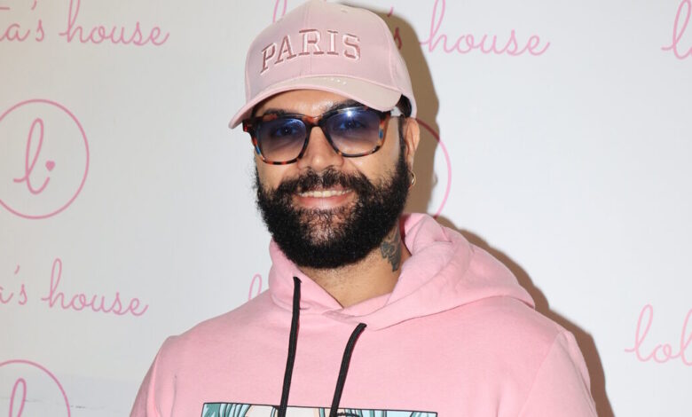 Περικλής-Κονδυλάτος:-«Τάιζα-τον-Τριαντάφυλλο-στο-στόμα-με-φαγητά-που-κλέψαμε-και-κοιτούσα-τα-μάτια-του-να-λάμπουν-μέσα-στο-σκοτάδι»