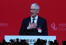 apple:-Ο-Τιμ-Κουκ-που-διαδέχθηκε-τον-Στιβ-Τζομπς-το-2011,-αποχωρεί-από-το-τιμόνι-του-τεχνολογικού-κολοσσού