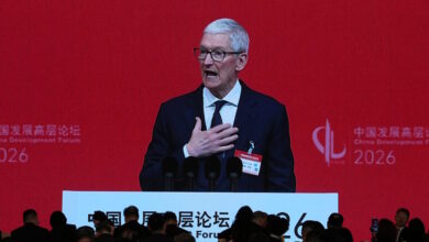 apple:-Ο-Τιμ-Κουκ-που-διαδέχθηκε-τον-Στιβ-Τζομπς-το-2011,-αποχωρεί-από-το-τιμόνι-του-τεχνολογικού-κολοσσού