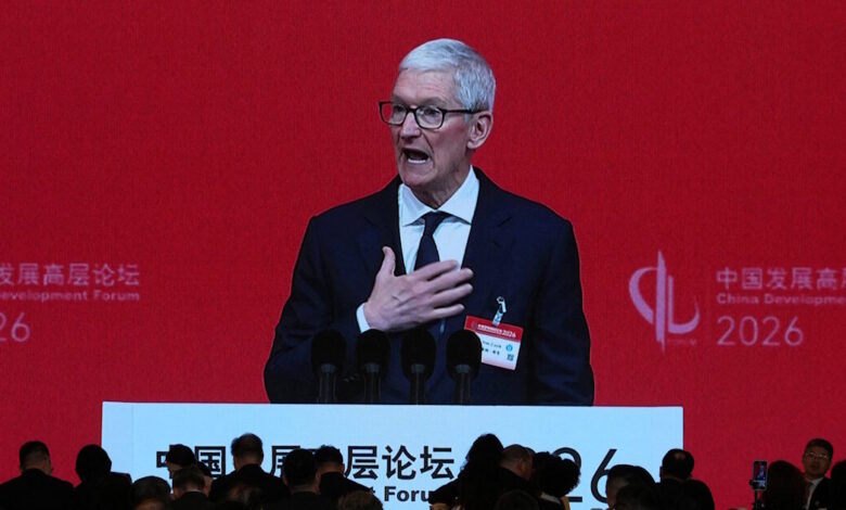 apple:-Ο-Τιμ-Κουκ-που-διαδέχθηκε-τον-Στιβ-Τζομπς-το-2011,-αποχωρεί-από-το-τιμόνι-του-τεχνολογικού-κολοσσού