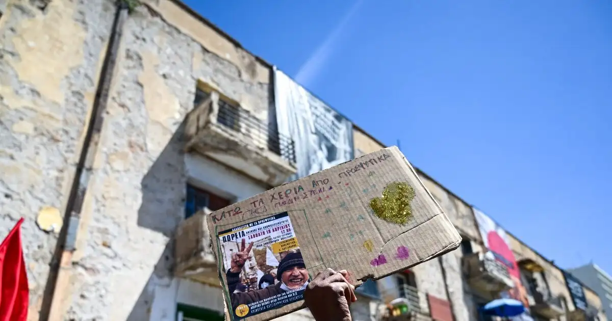 Προσφυγικά:-Εισβολή-στο-δημοτικό-συμβούλιο-της-Αθήνας,-με-συνθήματα-και-σημαίες