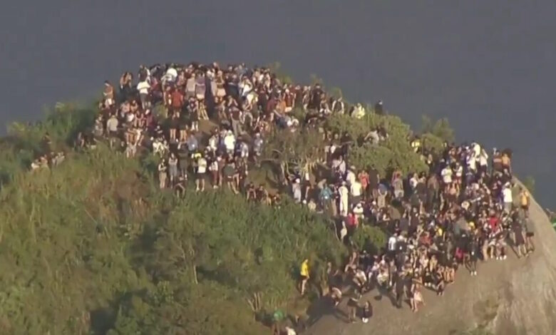 Βραζιλία:-Εκατοντάδες-τουρίστες-εγκλωβίστηκαν-σε-βουνοκορφή-του-Ρίο-ντε-Τζανέιρο