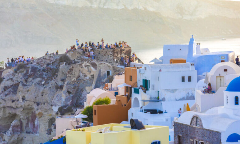 fais-group:-Πούλησε-ξενοδοχείο-στη-Σαντορίνη-για-28,3-εκατ.-ευρώ-–-Θα-εστιάσει-στο-λιανεμπόριο