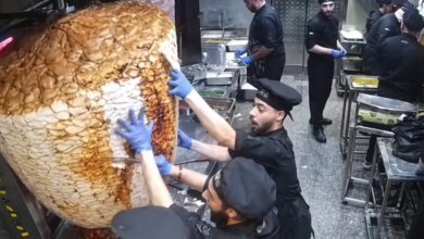 Αίγυπτος:-Γιγάντιος-γύρος-παραλίγο-να-πλακώσει-τους-ψήστες-–-Δείτε-βίντεο