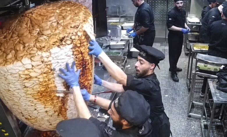 Αίγυπτος:-Γιγάντιος-γύρος-παραλίγο-να-πλακώσει-τους-ψήστες-–-Δείτε-βίντεο