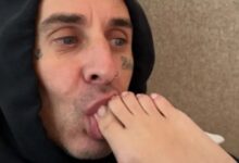 Σάλος-με-τον-Τράβις-Μπάρκερ-να-γλείφει-τα-πόδια-της-Κόρτνεϊ-Καρντάσιαν-για-τα-47α-γενέθλιά-της