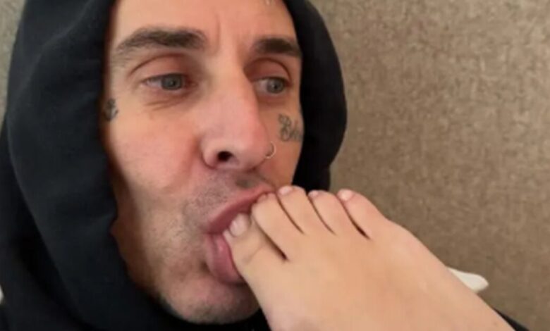 Σάλος-με-τον-Τράβις-Μπάρκερ-να-γλείφει-τα-πόδια-της-Κόρτνεϊ-Καρντάσιαν-για-τα-47α-γενέθλιά-της