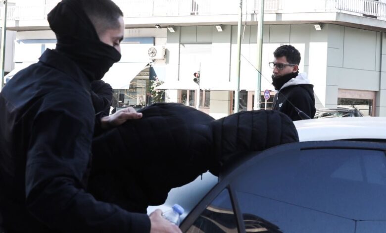 Λιοσίων:-Σήμερα-θα-προσπαθήσουν-να-ξυπνήσουν-την-16χρονη-που-παρασύρθηκε-από-την-μηχανή-–-Νέο-βίντεο-ντοκουμέντο-από-την-τρελή-πορεία-της