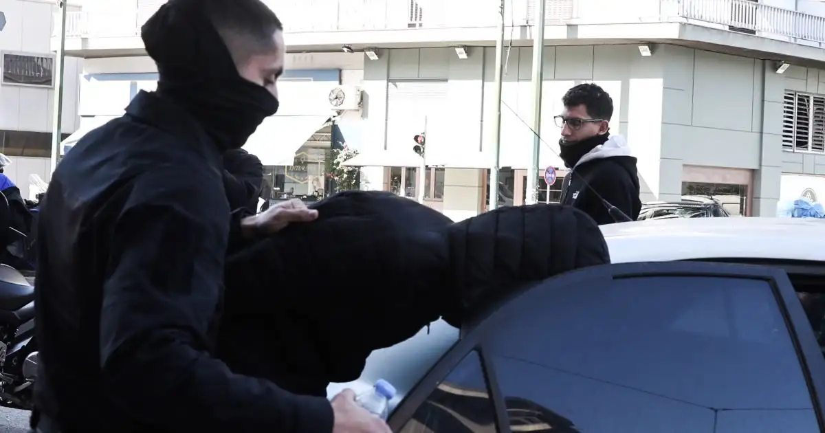 Λιοσίων:-Σήμερα-θα-προσπαθήσουν-να-ξυπνήσουν-την-16χρονη-που-παρασύρθηκε-από-την-μηχανή-–-Νέο-βίντεο-ντοκουμέντο-από-την-τρελή-πορεία-της