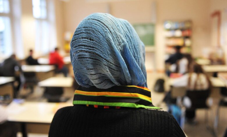 Αυστρία:-Νομική-γνωμοδότηση-κρίνει-αντισυνταγματική-την-απαγόρευση-της-μαντίλας-σε-μαθήτριες