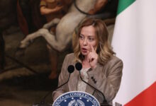 Οργή-Μελόνι-κατά-Ελβετίας-για-υπέρογκες-χρεώσεις-σε-τραυματίες-του-Κραν-Μοντανά:-«Λογαριασμοί-πάνω-από-70.000-ευρώ»