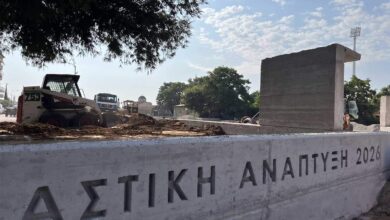 Τρίκαλα:-Ο-χορός-των-«μνηστήρων»-πάνω-από-την-τρύπια-στέγη
