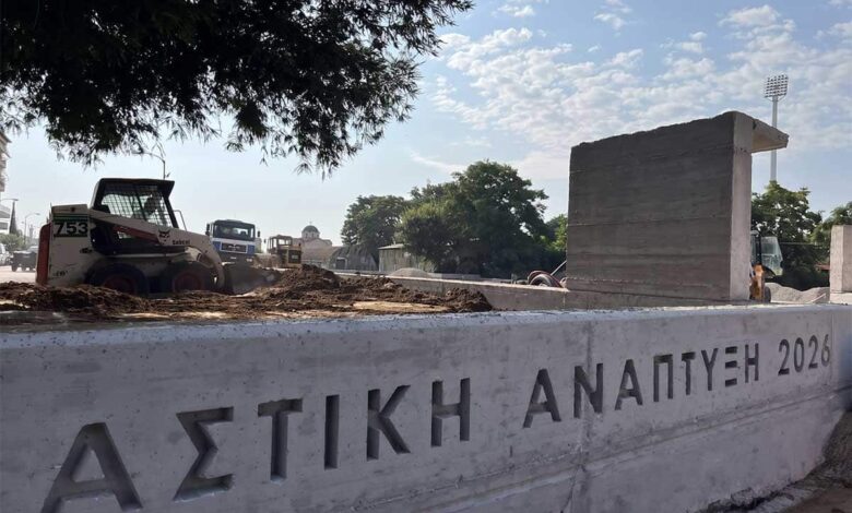 Τρίκαλα:-Ο-χορός-των-«μνηστήρων»-πάνω-από-την-τρύπια-στέγη