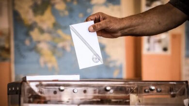 Δημοσκόπηση-realpolls:-Στο-24,6%-η-ΝΔ-και-στο-10%-το-ΠΑΣΟΚ-–-Τι-απαντούν-οι-πολίτες-για-τα-«κόμματα»-Τσίπρα,-Καρυστιανού-και-πρόωρες-εκλογές