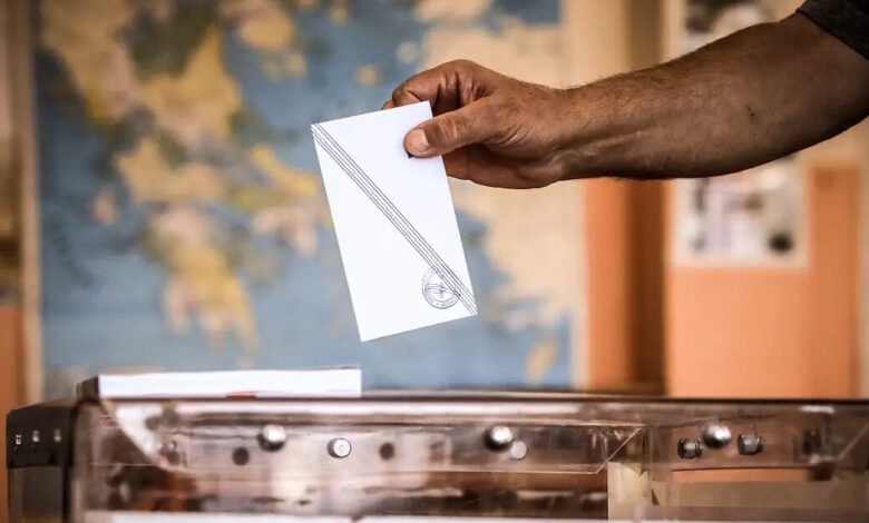 Δημοσκόπηση-realpolls:-Στο-24,6%-η-ΝΔ-και-στο-10%-το-ΠΑΣΟΚ-–-Τι-απαντούν-οι-πολίτες-για-τα-«κόμματα»-Τσίπρα,-Καρυστιανού-και-πρόωρες-εκλογές