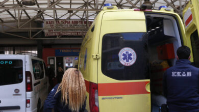 Σοβαρό-τροχαίο-στο-Κορωπί:-Αυτοκίνητο-συγκρούστηκε-με-μηχανή-–-2-τραυματίες,-σε-σοβαρή-κατάσταση-ο-αναβάτης