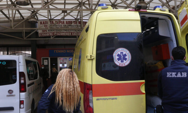 Σοβαρό-τροχαίο-στο-Κορωπί:-Αυτοκίνητο-συγκρούστηκε-με-μηχανή-–-2-τραυματίες,-σε-σοβαρή-κατάσταση-ο-αναβάτης