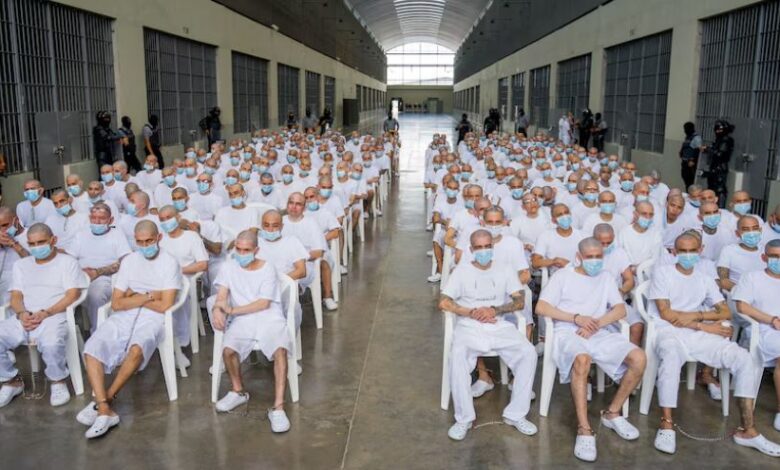 Δίκη-με-486-άτομα-στο-εδώλιο-στο-Ελ-Σαλβαδόρ-Τα-φερόμενα-μέλη-συμμορίας-κατηγορούνται-για-πάνω-από-47.000-εγκλήματα-(video)