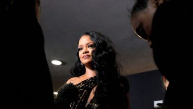 Η-Ριάνα-πόζαρε-σε-εξώφυλλο-περιοδικού-αγκαλιά-με-την-7-μηνών-κόρη-της-που-φορούσε-πάνα-dior