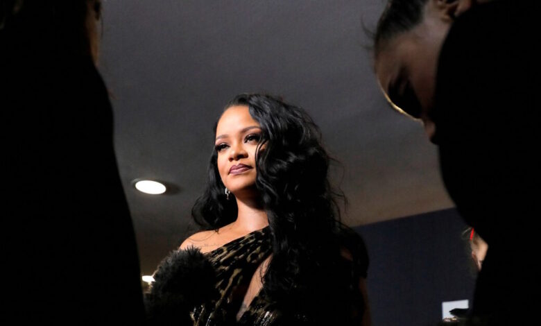 Η-Ριάνα-πόζαρε-σε-εξώφυλλο-περιοδικού-αγκαλιά-με-την-7-μηνών-κόρη-της-που-φορούσε-πάνα-dior