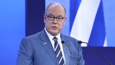 Πρίγκιπας-Αλβέρτος:-Με-καρφίτσες-στο-πέτο-τη-σημαία-του-Μονακό-και-της-Ελλάδας-μαζί,-μίλησε-στο-Φόρουμ-των-Δελφών