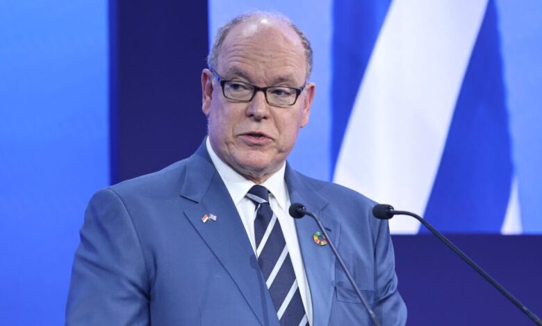 Πρίγκιπας-Αλβέρτος:-Με-καρφίτσες-στο-πέτο-τη-σημαία-του-Μονακό-και-της-Ελλάδας-μαζί,-μίλησε-στο-Φόρουμ-των-Δελφών