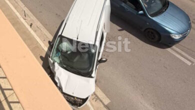 Τροχαίο-στο-Μαρκόπουλο:-Βανάκι-παραβίασε-το-στοπ-και-συγκρούστηκε-με-φορτηγό-–-Παραλίγο-να-εισβάλει-σε-κομμωτήριο