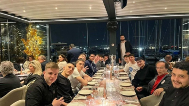 Ο-Άλεκ-Πίτερς-υποδέχθηκε-στο-εστιατόριό-του-την-πρωταθλήτρια-ομάδα-μπάσκετ-εφήβων-του-Ολυμπιακού