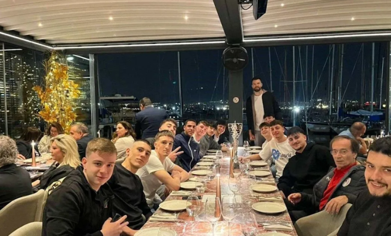 Ο-Άλεκ-Πίτερς-υποδέχθηκε-στο-εστιατόριό-του-την-πρωταθλήτρια-ομάδα-μπάσκετ-εφήβων-του-Ολυμπιακού